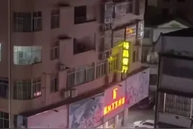 4岁女童从4楼坠落挂在广告牌上 好心邻居拉布单接住 家属：将买礼物包红包登门感谢图片