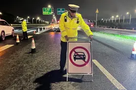 视频直击：东海大桥已封闭，无法通行的集卡和司机如何安置？图片