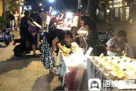 小地摊·暖泉城④丨夜玩、夜食、夜购……小地摊燃起济南老城区“烟火气”图片