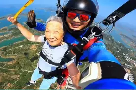 湖北84岁老奶奶体验3000米高空跳伞，工作人员：年龄最大挑战者，最小的4岁图片
