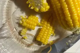 切菜时手掌被刀刺穿，女子自行拔刀！医生紧急提醒→图片