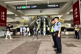 中秋遇上台风天，杭州火车站的“蓝悟空”一眼看出他的难处图片