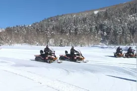 长白山西景区雪地摩托车驾驶员：雪山上追风逐日的勇士图片