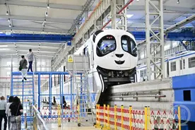 实探国内首列熊猫单轨：车头卖萌、座椅旋转、连车窗都是黑科技图片