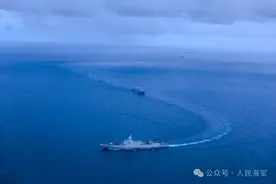 坐标太平洋某海域，海军舰艇编队实战化演练火力全开图片