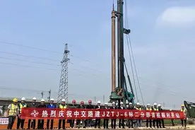 济枣高铁工程滕州段首根桩基开钻图片