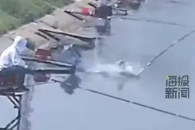 男子钓中20斤大鱼被拉入水中：一边仰泳一边收竿图片