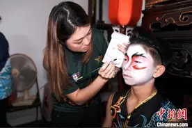 马来西亚少年的英歌舞首秀图片