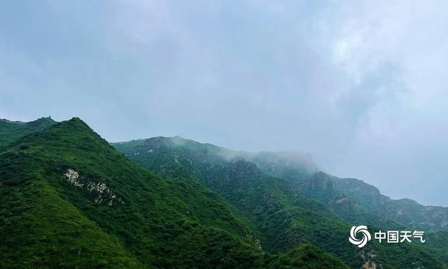 北京昌平山区雨后云雾升腾 翠绿的群山在雾气中若隐若现