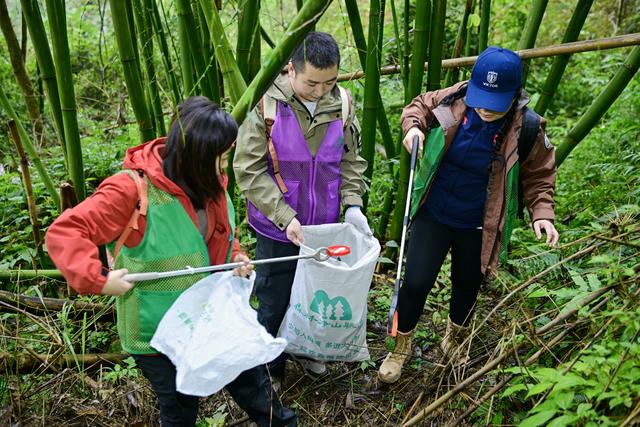 以脚步丈量生态，用行动守护文明“环保志愿‘趣’游蓉城”系列首站——大邑药师岩生态徒步环境清洁活动完美落幕