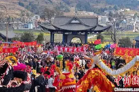 万人齐聚“小河淌水”的故乡云南弥渡 耍龙舞狮闹花灯图片