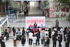 首次将阿拉伯语纳入课程 “世界超市”外语晨练课堂上新了图片