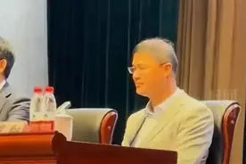 罗翔“一夜白头”？本人回应图片