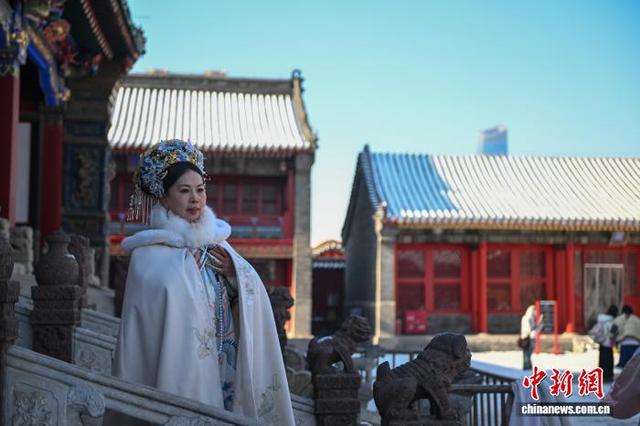 沈阳故宫吸引游客穿古装拍照