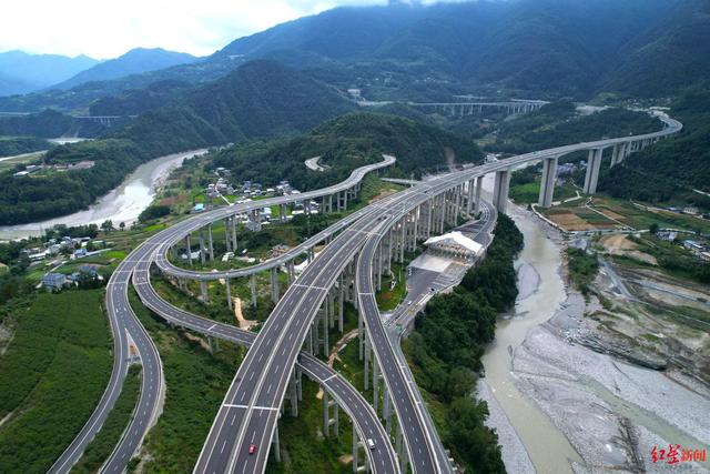 一路风景一路画！实探九绵高速：成都直达九寨沟，4小时穿梭仙境人间