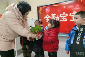 玉龙幼儿园创新奖励 全勤宝宝喜获“青菜花”图片