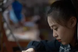 “95后”姑娘的“剑侠”梦：浙江女孩邹琦传承家业铸造龙泉宝剑图片