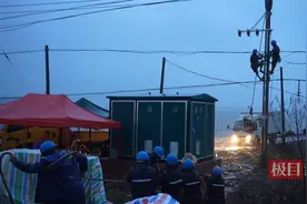 “鄂电红马甲”鏖战天星湖！电力工人十余小时连续作业，全力做好防汛保电工作图片