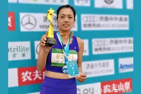 5天4场半程马拉松！35岁跑友获济南奥体半程马拉松女子组亚军图片