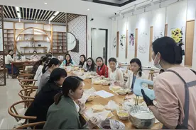 巧手做蛋糕 甜蜜祝福送“妈妈”图片