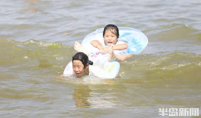洗海澡避暑纳凉