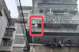 心惊！3岁女娃悬挂在4楼防盗窗上，邻居协力救人上演“生死时速”图片