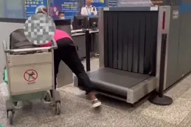 成捆美元塞满行李箱！旅客携带超1260万元入境被查，紧急提醒→图片