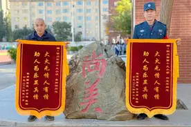 暖心丨 银川八旬老人家中失火 两名保安迅速出手！图片