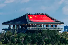 巨幅国旗飘扬南森观景台，铁路小站再现京苑铁路风貌图片