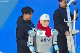 武汉首次出现！“湖北造”人形机器人集体上街了图片