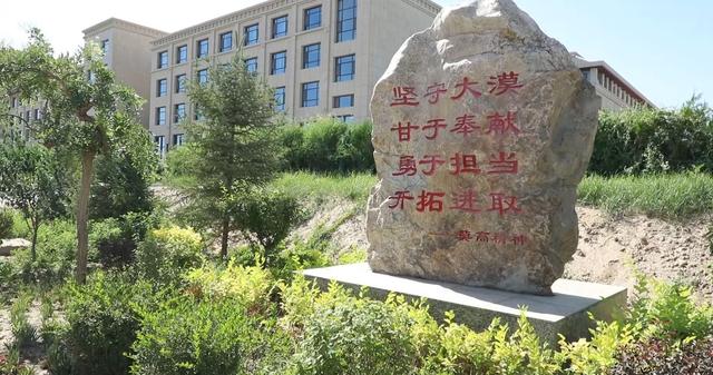 敦煌市区花雨路变身花海绿廊  一路美景醉游人