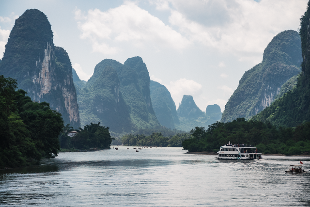 文旅年底内卷无上限！桂林喊你用乡音 “盘活” 老课文，直接线下免费解锁课本名场面！