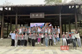 稻谷飘香秋收忙，武汉这所小学学生体验割稻打谷图片