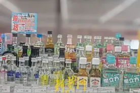 冰杯引爆便利店特调：30元DIY，打工人把“微醺哲学”玩成顶流图片