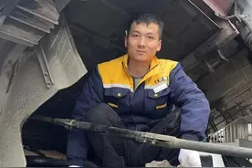 高速公路服务区里的他有点忙！大车小车统统“亮尾”，修车不下高速图片