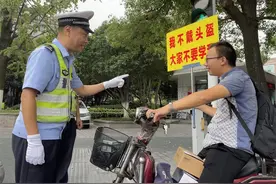 “我不戴头盔 大家不要学我”，市民接力抓违图片