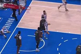 忍不了，爱德华兹因对亚历山大造犯规不满向其扔球，被吹技犯图片