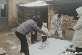 超级奶爸为2岁萌娃自制滑雪场，全家齐上阵陪宝宝玩图片