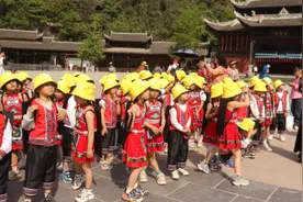 重庆彭水：探苗族文化 绘家乡美景图片