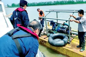 无动力作业船漂浮在江中 两名船员被困 民警和海事部门驾乘巡逻艇紧急救援图片
