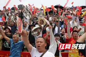 沅陵传统龙舟组图 | 超燃啦啦队 嗨爆现场！图片