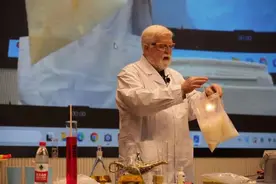 太炫酷了！外籍专家在静安校园上演了一场化学“魔法秀”图片