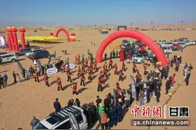 中新武威观 | 越野车爱好者凉州上演沙漠“速度与激情”图片