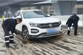 路面积雪车辆上坡打滑，武汉交警小哥分享脱困办法：为打滑车轮垫扫帚，一上午帮了上百辆车图片