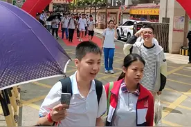 海南中考首日：送考家长不执着“陪” 考生评作文题“励志”图片