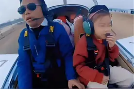 男子开小飞机带女儿回家过年，多样化的回家方式织就生活的精彩图片