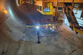 为龙彰线接触网设备“强筋壮骨”图片