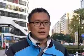 没苦硬吃？浙大博导戴着隔音耳塞送外卖图片