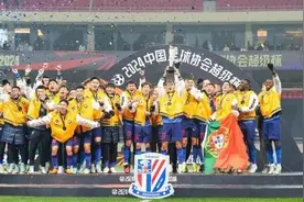 上海申花队赢得“同城德比” 第四次夺得中国足协超级杯冠军图片