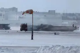 罕见！美国一客机着陆时机身倒扣冒烟，18人受伤，资深飞行员：降落时或处置不当图片